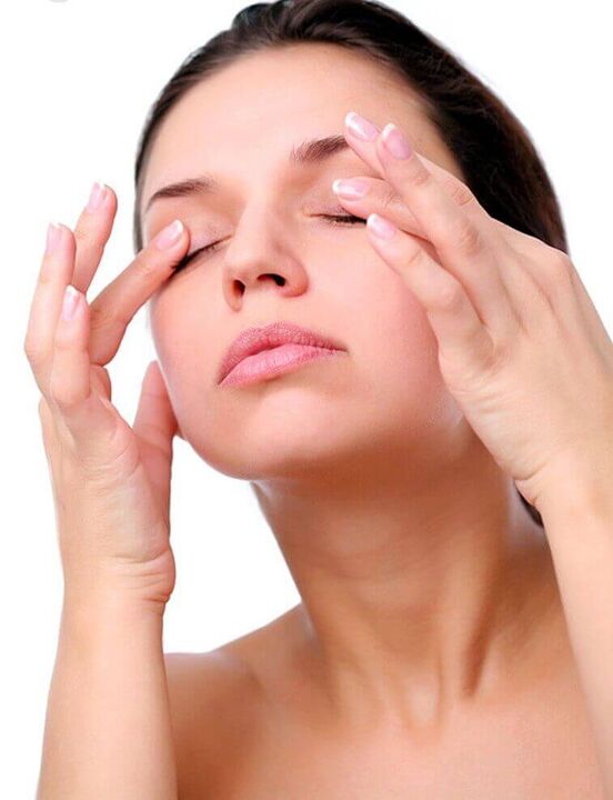 masaż skóry wokół oczu w celu odmłodzenia