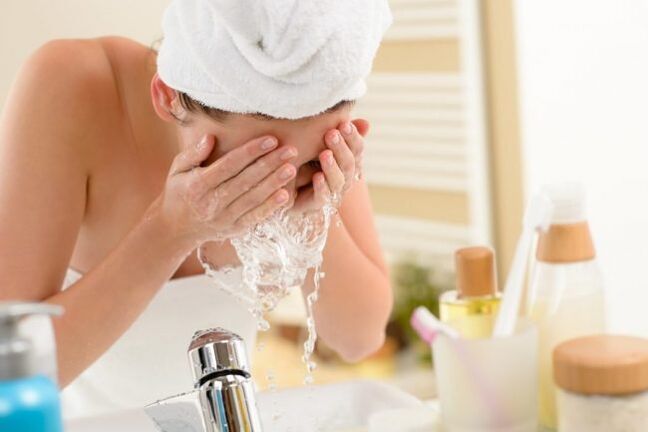 Do mycia twarzy należy używać specjalnych pianek i żeli. 