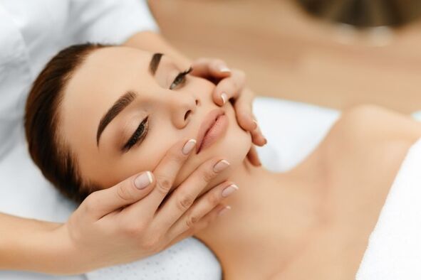 Plazmowe odmładzanie twarzy można połączyć z masażem po zagojeniu skóry