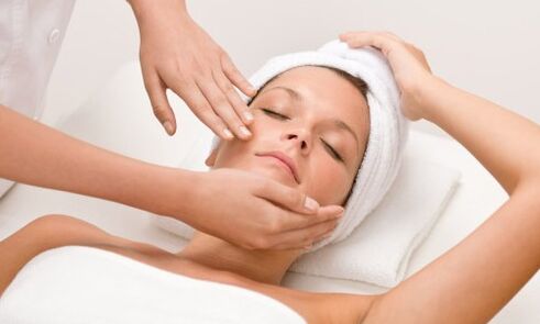 Rzeźbiarski masaż twarzy zapewni skórze niezbędny efekt liftingu